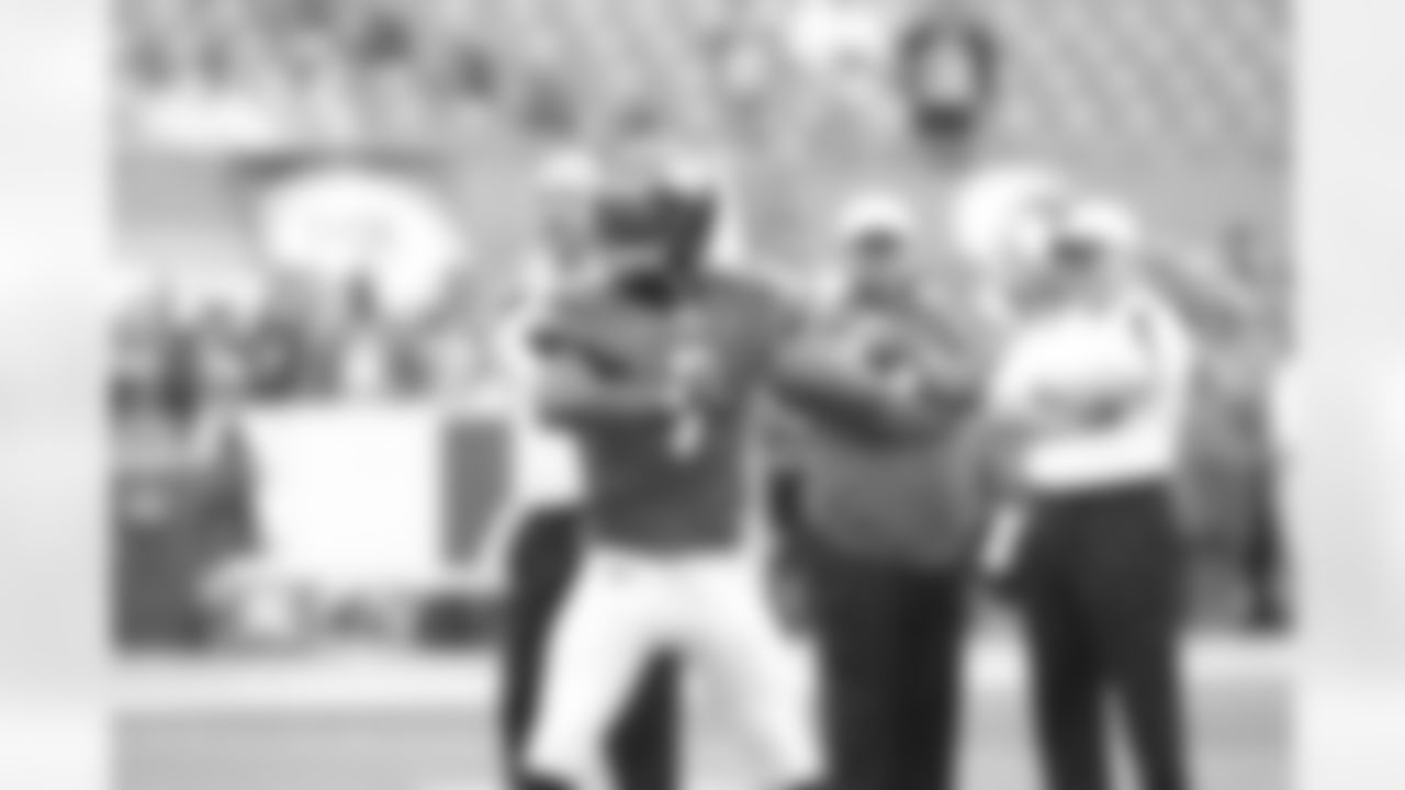 QB Michael Vick warms up
