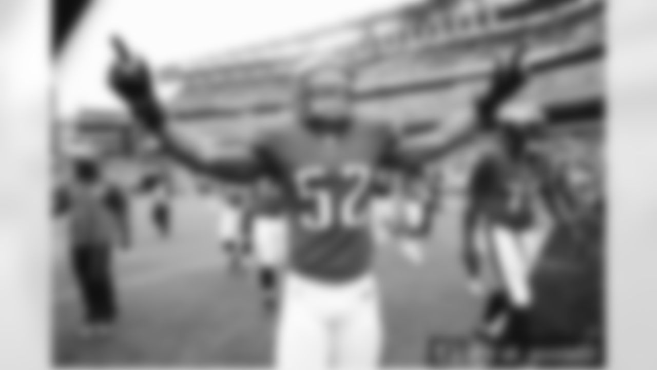 "Annnnnd the beat goes ! #Flyeaglesfly #G2G #Veepio #wholelottabirdgang" - Najee Goode