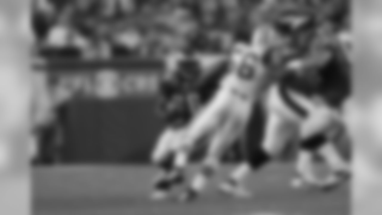 RB Brian Westbrook looks for an opening