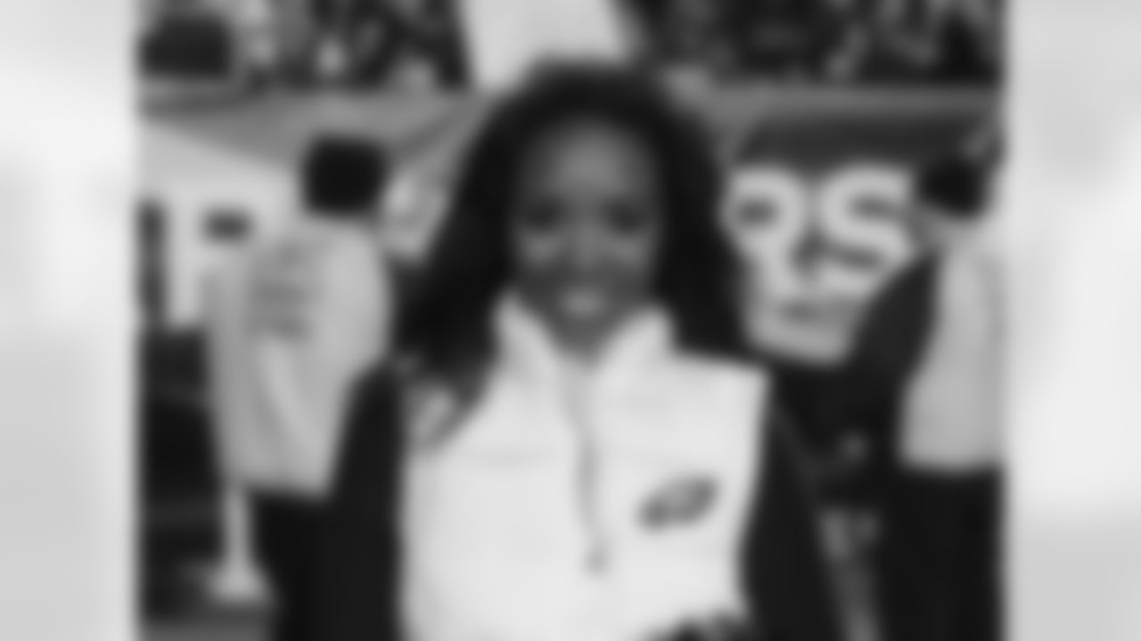 Eagles' cheerleader