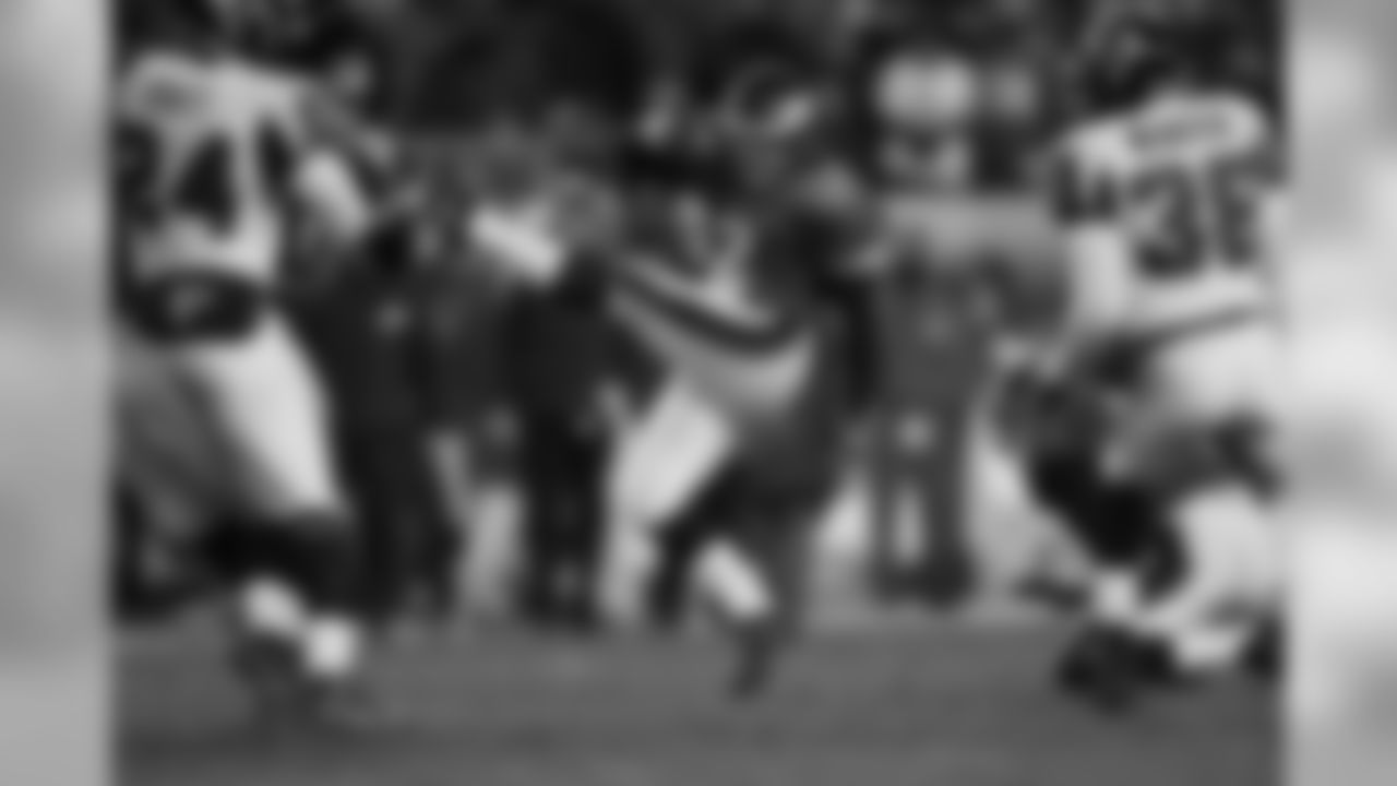 K David Akers knocks in the extra point