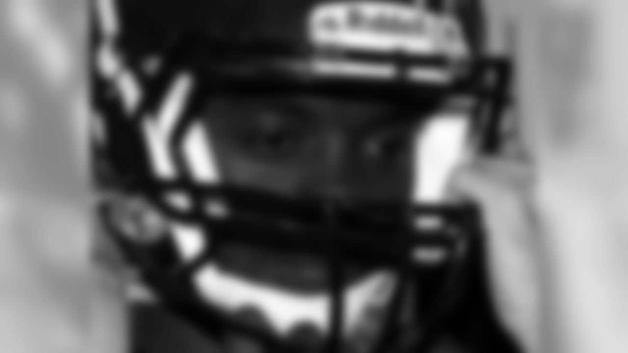 WR Jeremy Maclin gets his helmet put on
