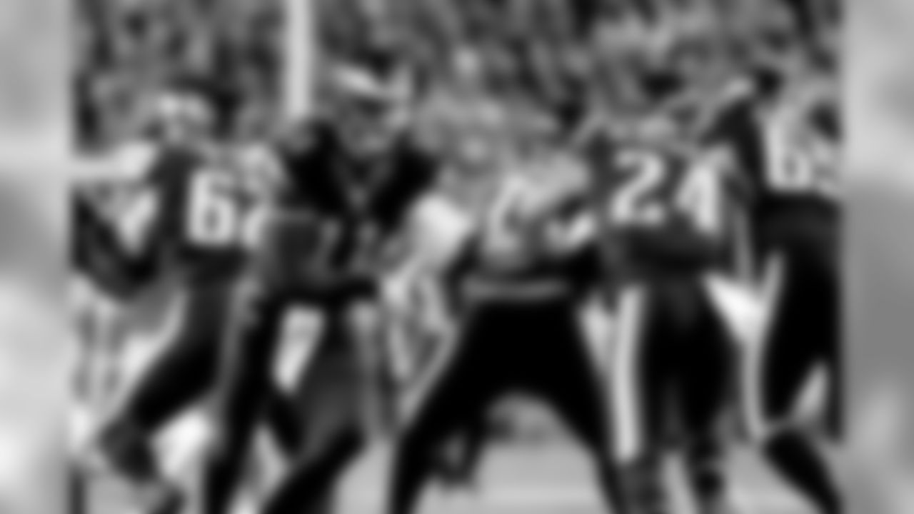 QB Carson Wentz handing it off to RB Ryan Mathews