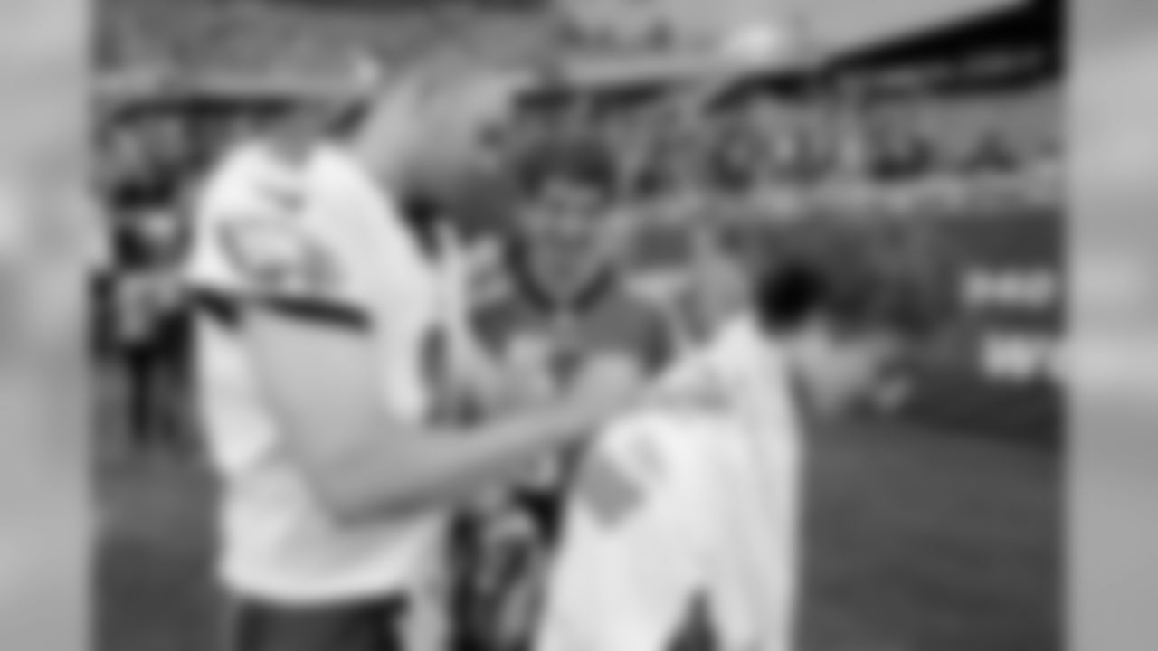 P Donnie Jones signing autograpgs with fans