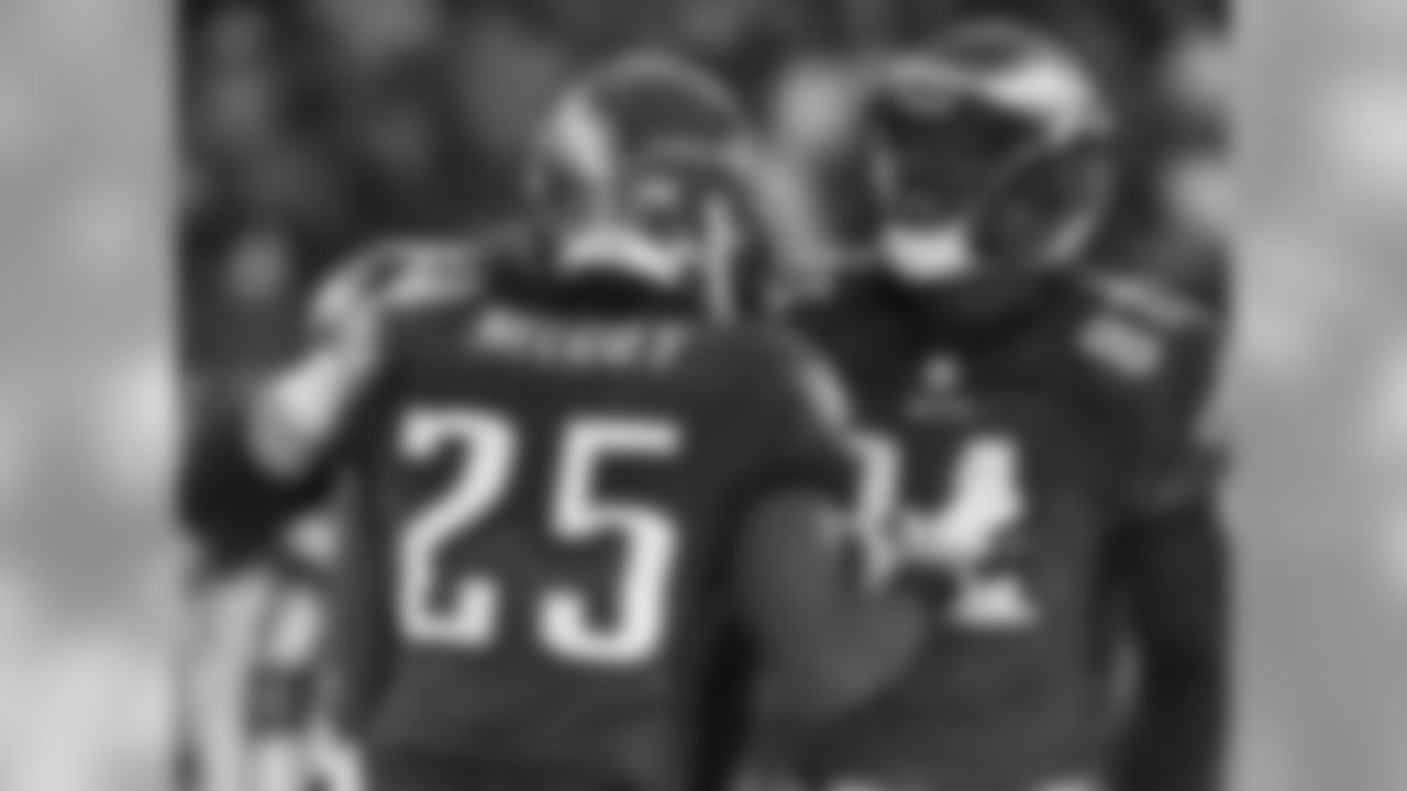 Eagles' RB LeSean McCoy (25) is congratulated by teammates WR Jason Avant (81) and center Jason Kelce (62).