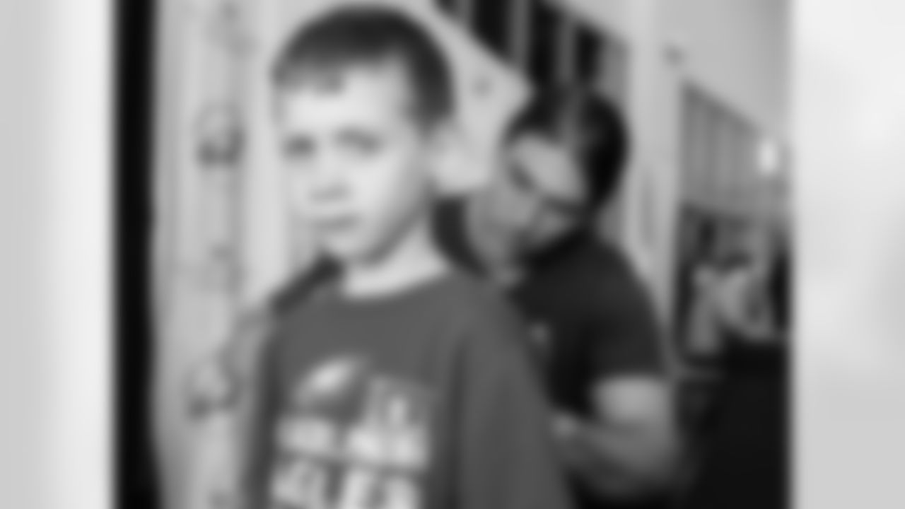 WR Riley Cooper signs an autograph