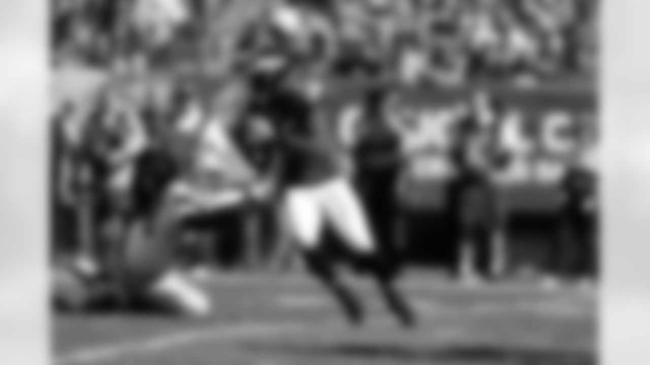 Eagles' RB LeSean McCoy runs away from a Cowboys' defender in the first half of Sunday's week seven matchup.