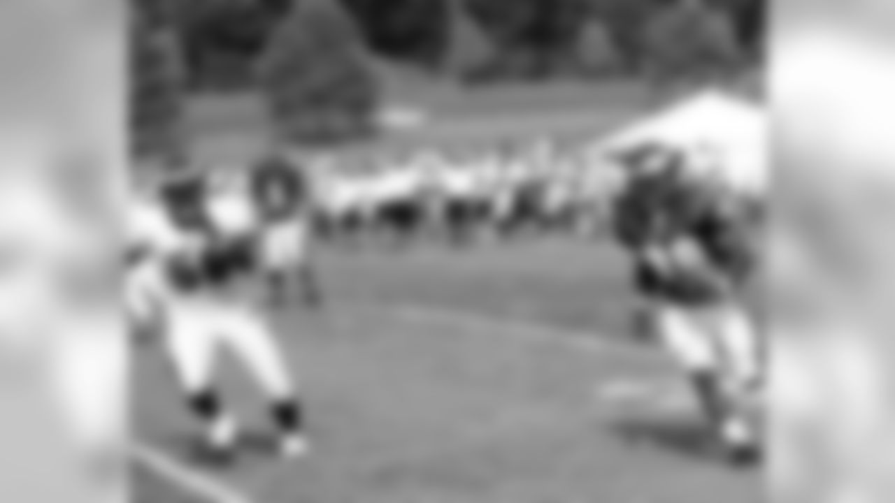 RB Brian Westbrook tries to turn the corner with DE Trent Cole closing in