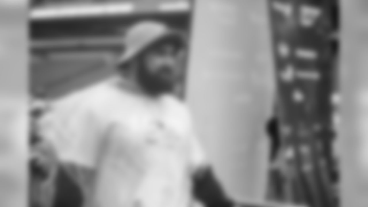 C Jason Kelce crosses the finish line.