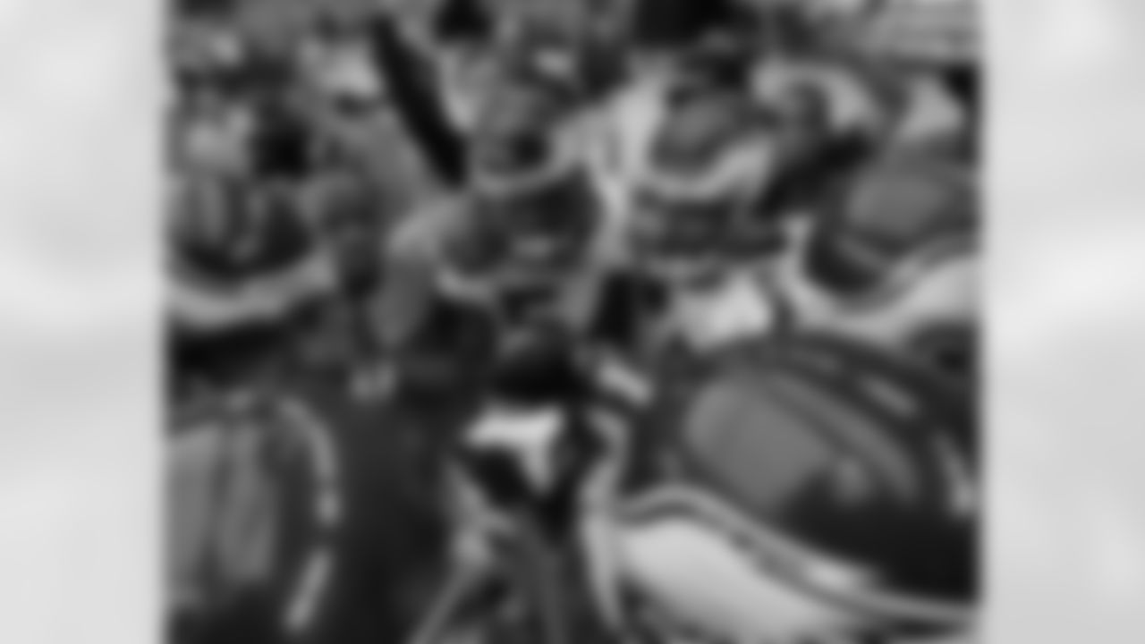 Linebacker huddle