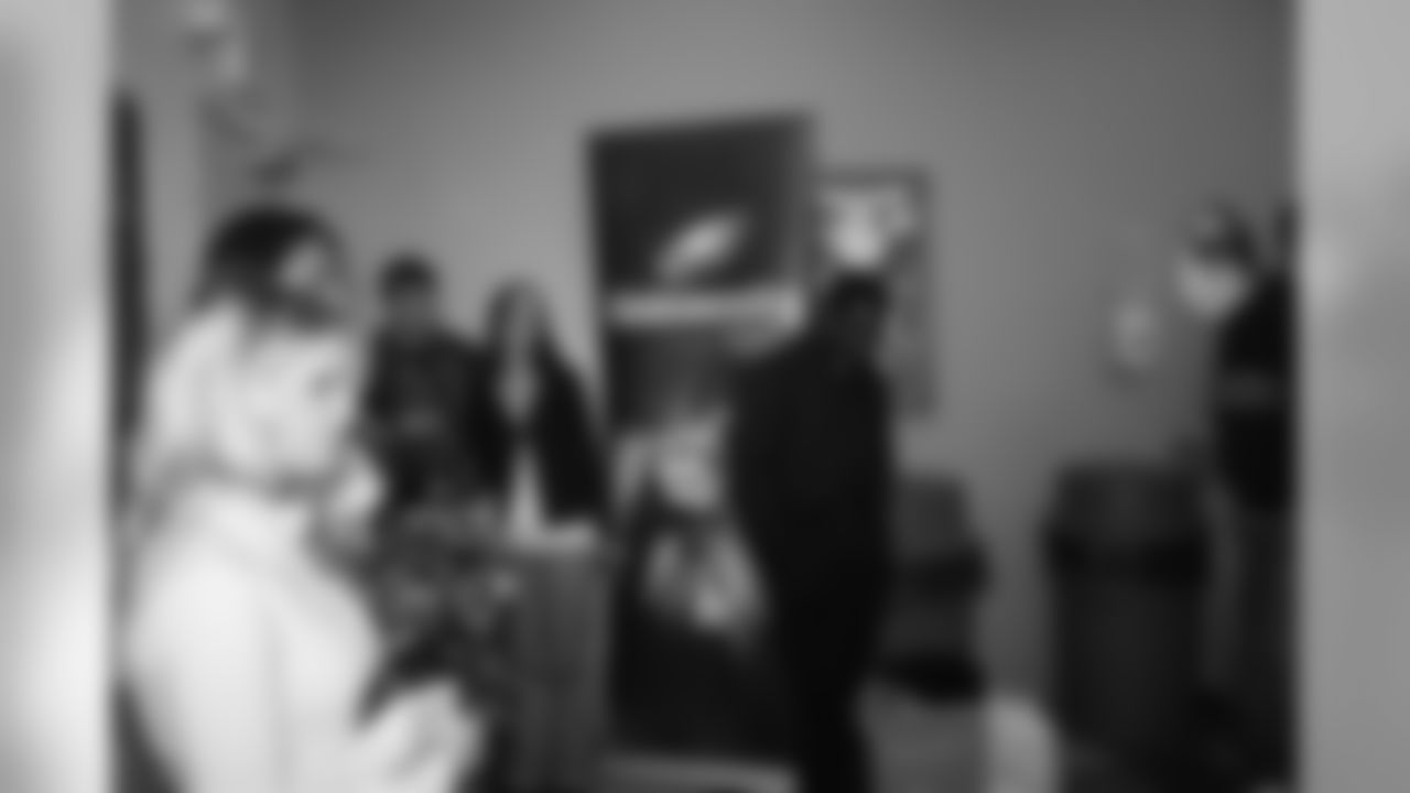 Eagles visit Covenant House with the cheerleaders