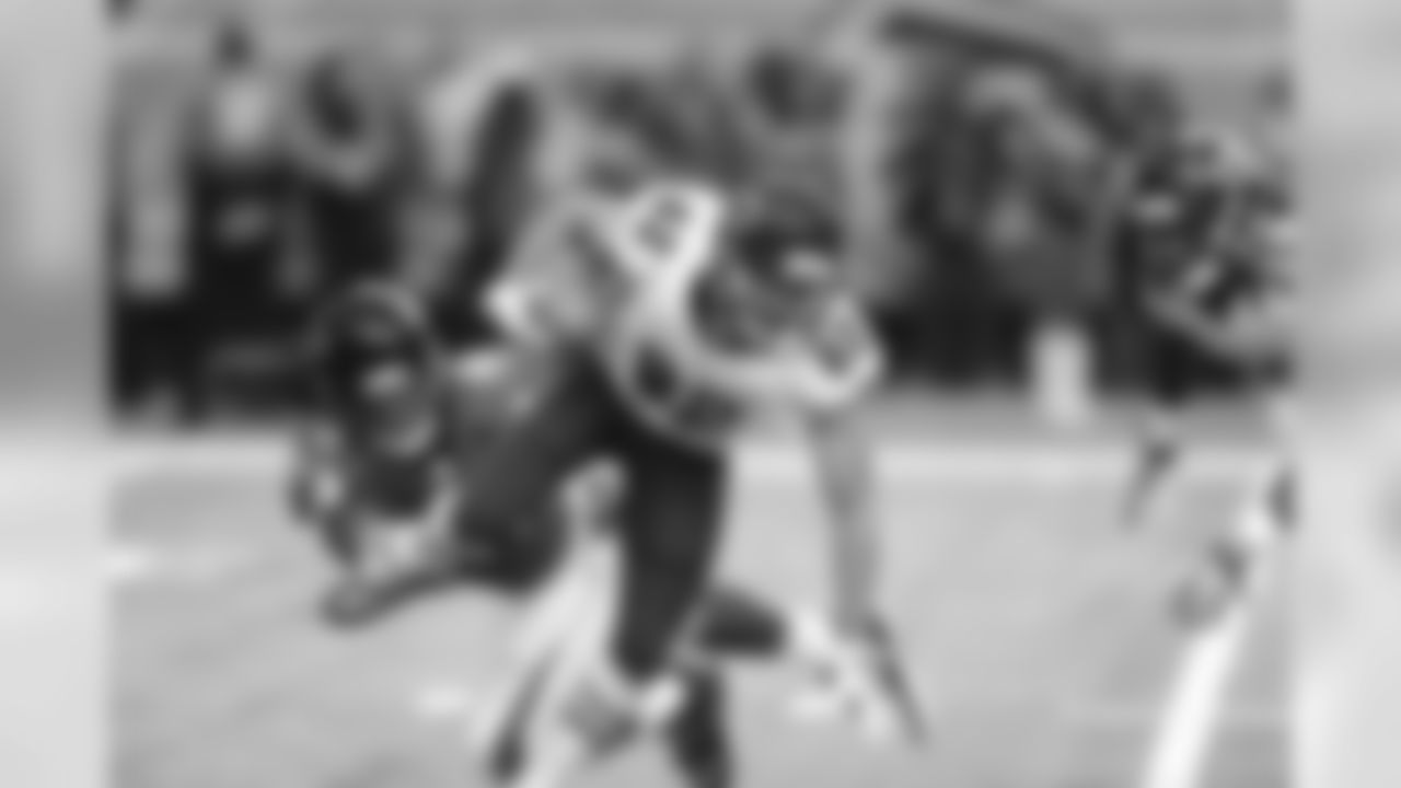 S Dezmen Southward tackles Bears WR Chris Williams