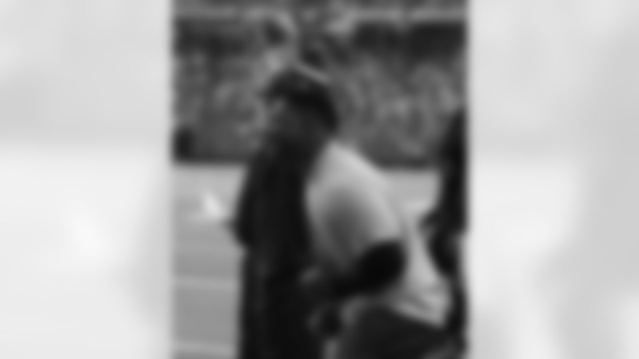 LB Sean Weatherspoon cheers on his teammates
