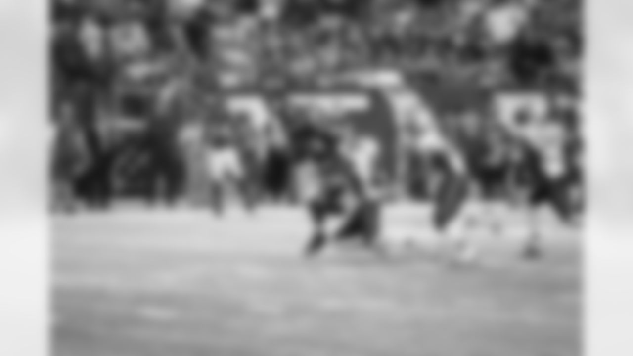 TE Tony Gonzalez works to keep his feet moving for extra yards