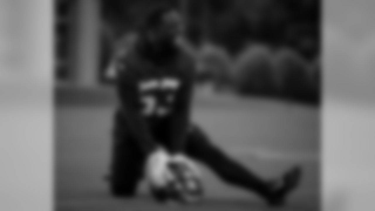 Atlanta Falcons linebacker Jermaine Grace #53 stretches during practice. (Photo by Kara Durrette/Atlanta Falcons)