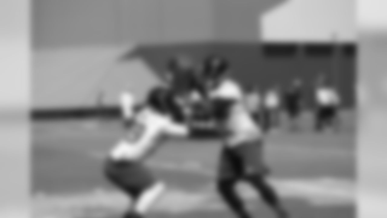 LB Joplo Bartu works with LB Akeem Dent
