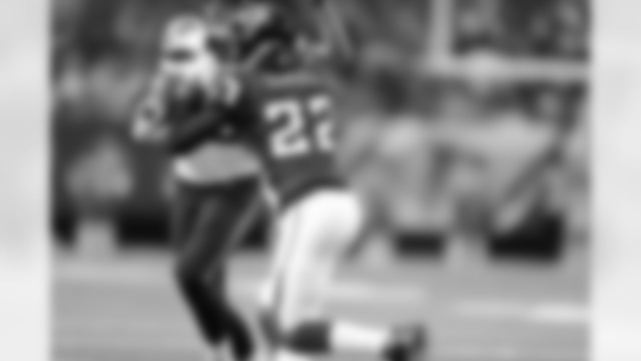 CB Asante Samuel works to stop Seahawks WR Jermaine Kearse