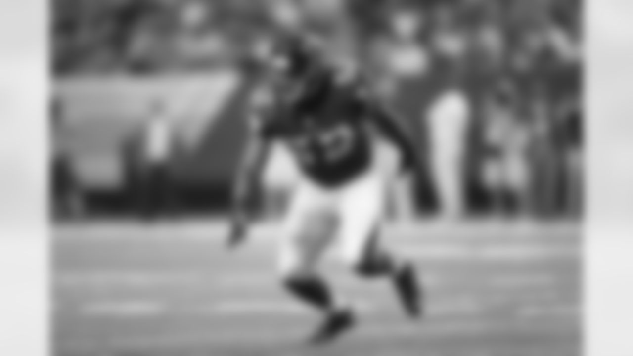 LB Akeem Dent lines up a hit