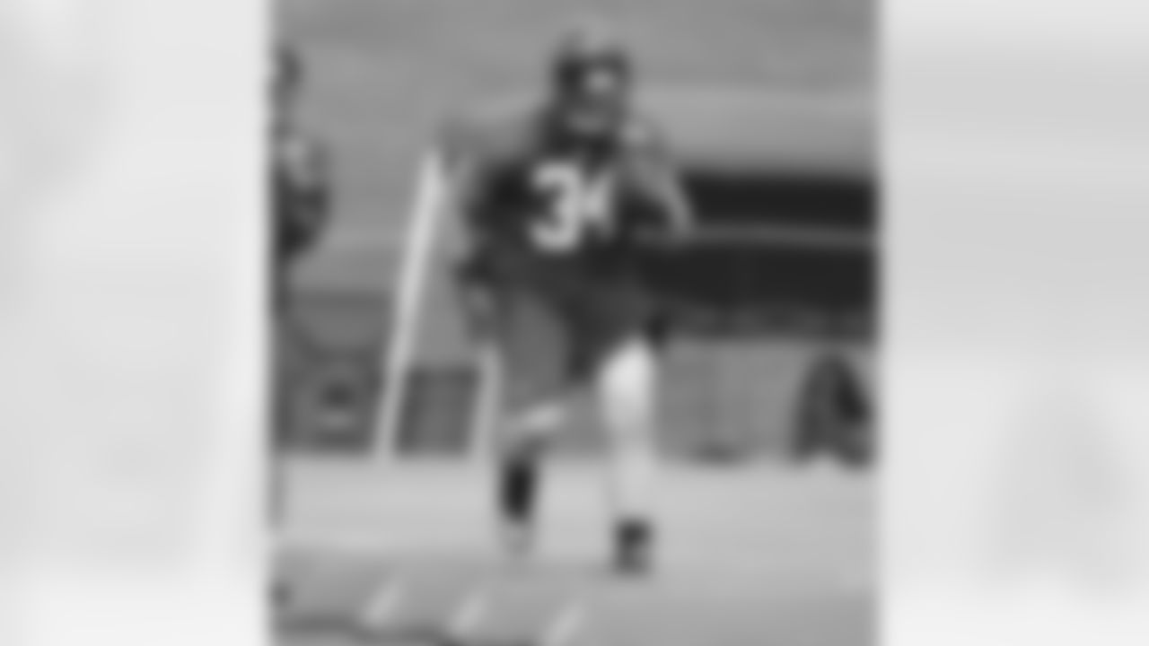 Bradie Ewing runs through a drill