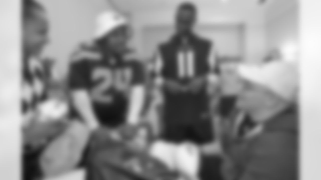 WR Julio Jones and Seattle RB Marshawn Lynch visit veterans before the 2013 Pro Bowl