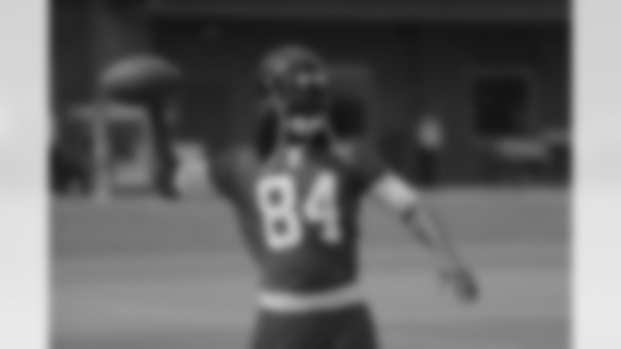 WR Roddy White passes the ball