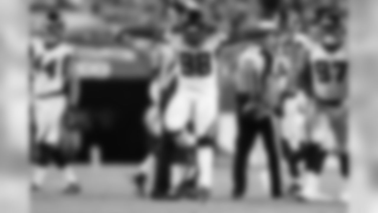 DE Takkarist McKinley