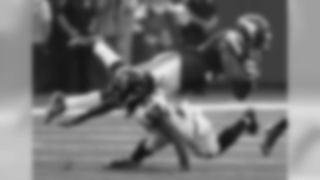 CB Desmond Trufant tackles Vikings RB Jerick McKinnon