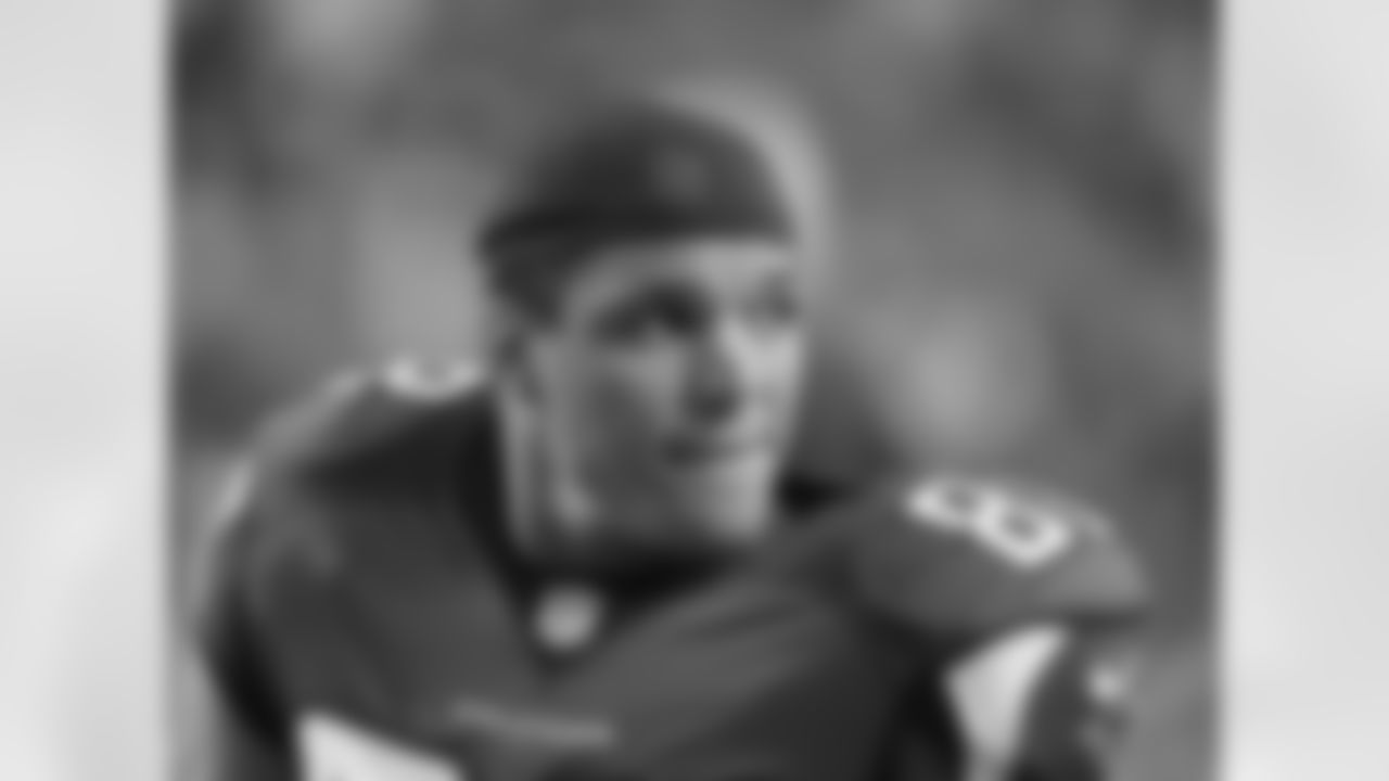 TE Tony Gonzalez warms up pre-game