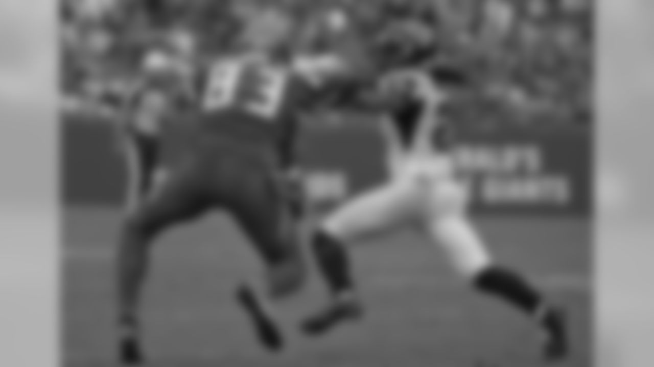 CB Desmond Trufant breaks up a play