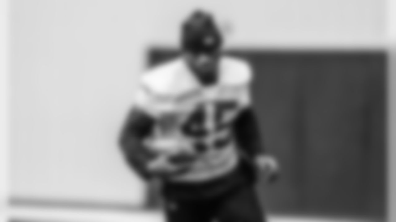 LB Deion Jones