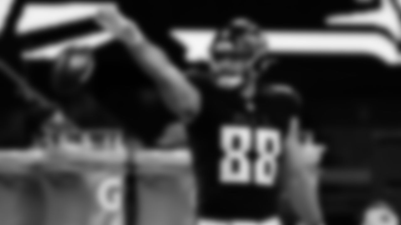 Atlanta Falcons tight end Luke Stocker #88 celebrates after making a catch during the first quarter against the Tampa Bay Buccaneers on December 20, 2020.