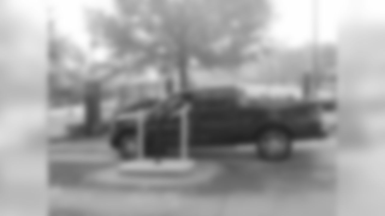 Center Joe Hawley car pools with JP Wilson, Michael Palmer and Mike Johnson // Players Arrive in Flowery Branch // July 26, 2011 // Flowery Branch, Ga. -