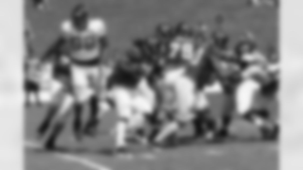 RB Steven Jackson breaks up the middle