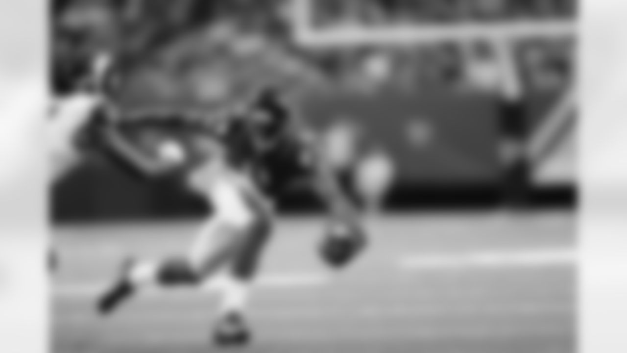 WR Julio Jones runs the ball