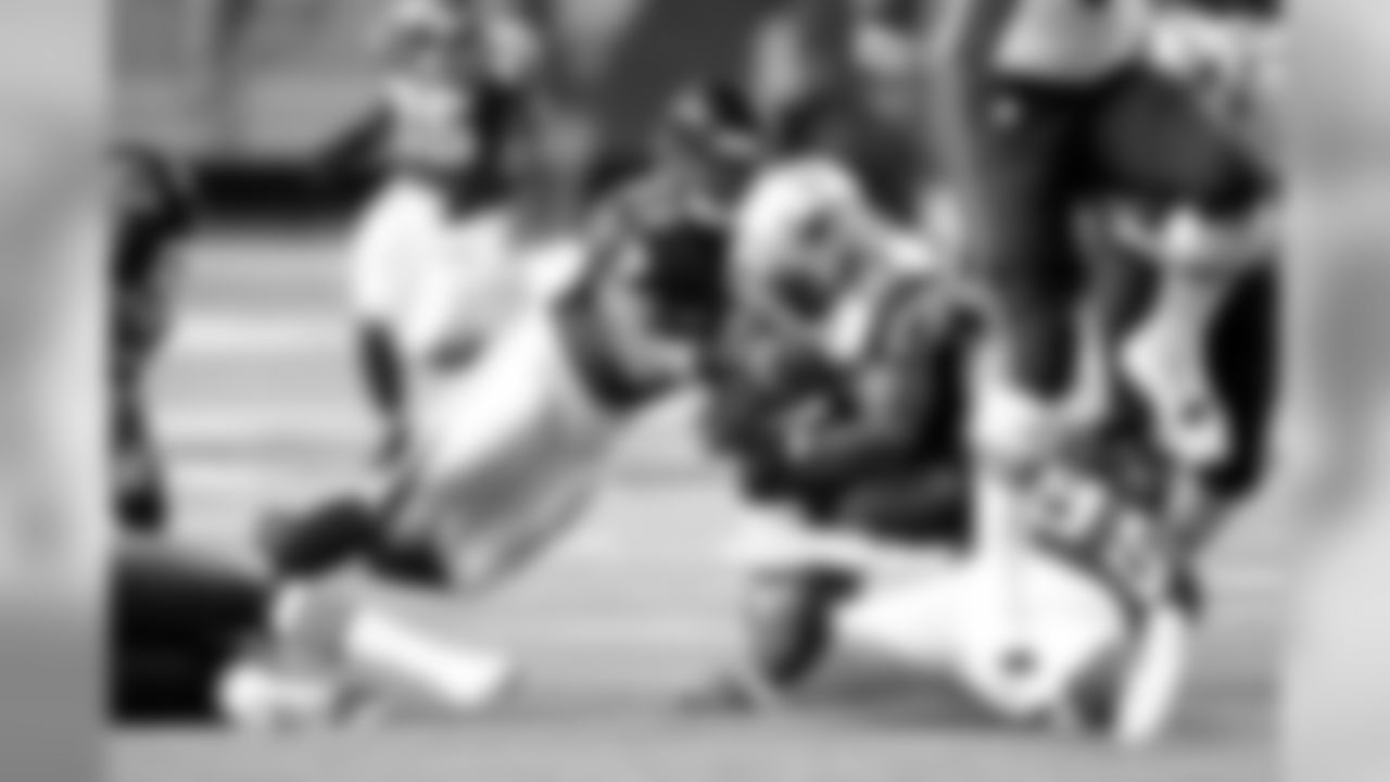 LB Joplo Bartu makes a tackle