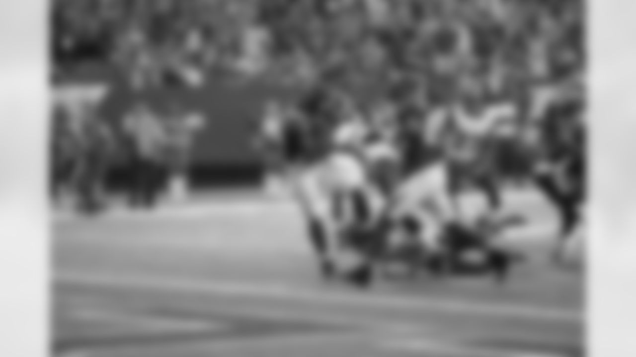 RB Jason Snelling holds off the Rams to move into the end zone for a touchdown