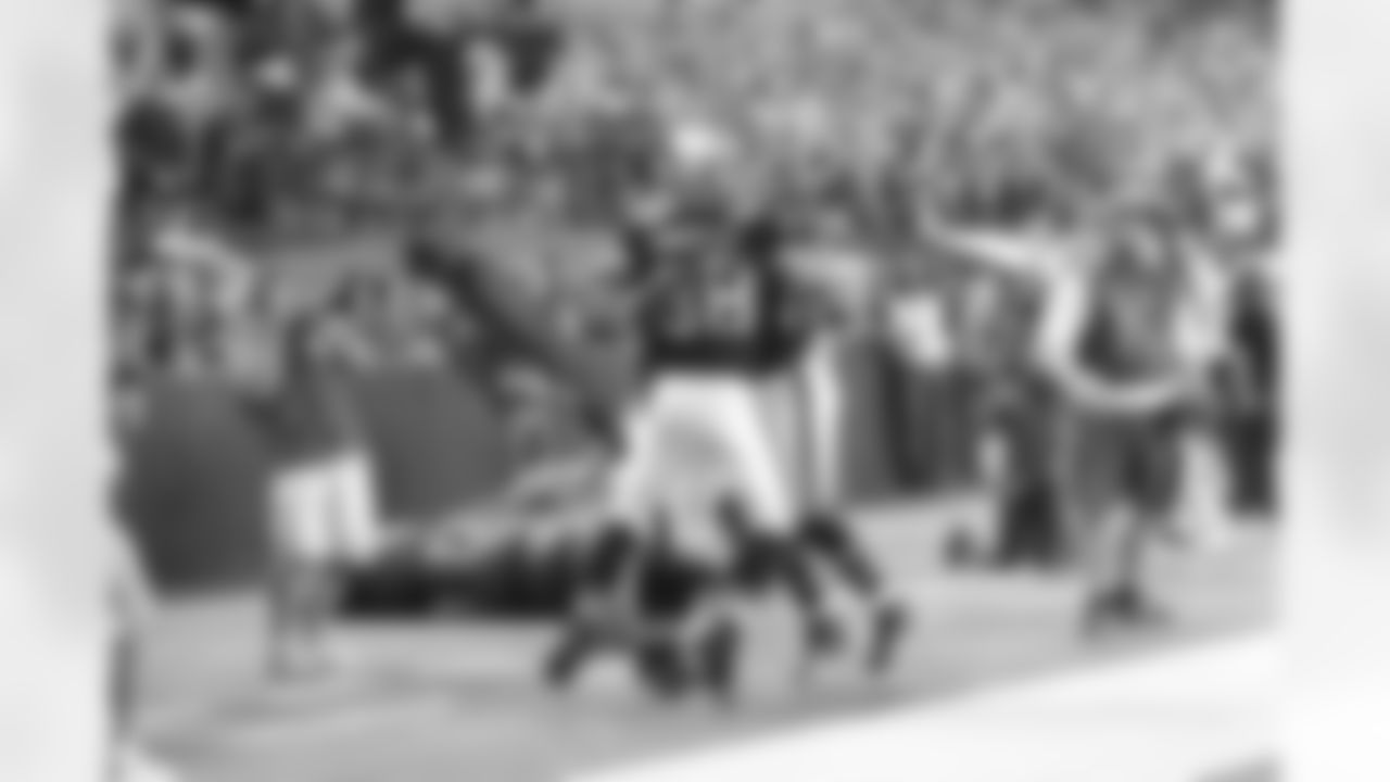 Tony Gonzalez celebrates with Jason Snelling after his 28-yard reception from Matt Ryan for a touchdown. // Falcons vs Ravens // 11/11/10 - Georgia Dome