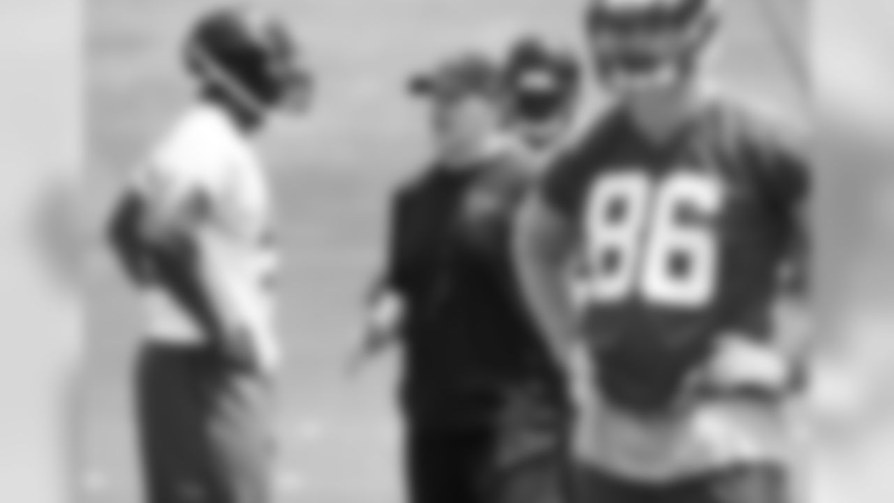 Head coach, Dan Quinn, works with LB Ladrius Owens