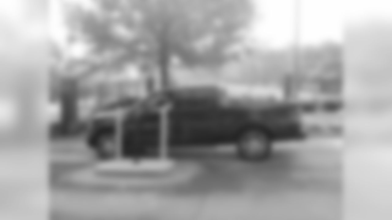 Center Joe Hawley car pools with JP Wilson, Michael Palmer and Mike Johnson // Players Arrive in Flowery Branch // July 26, 2011 // Flowery Branch, Ga. -