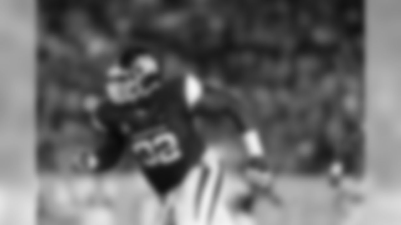 Houston DT Joey Mbu