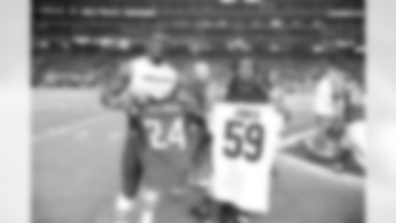 RB Devonta Freeman exchanges jerseys with Bears LB Christian Jones, who also played for Florida State University