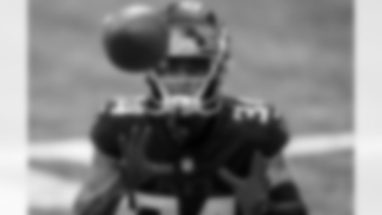 Atlanta Falcons cornerback Darren Hall #34