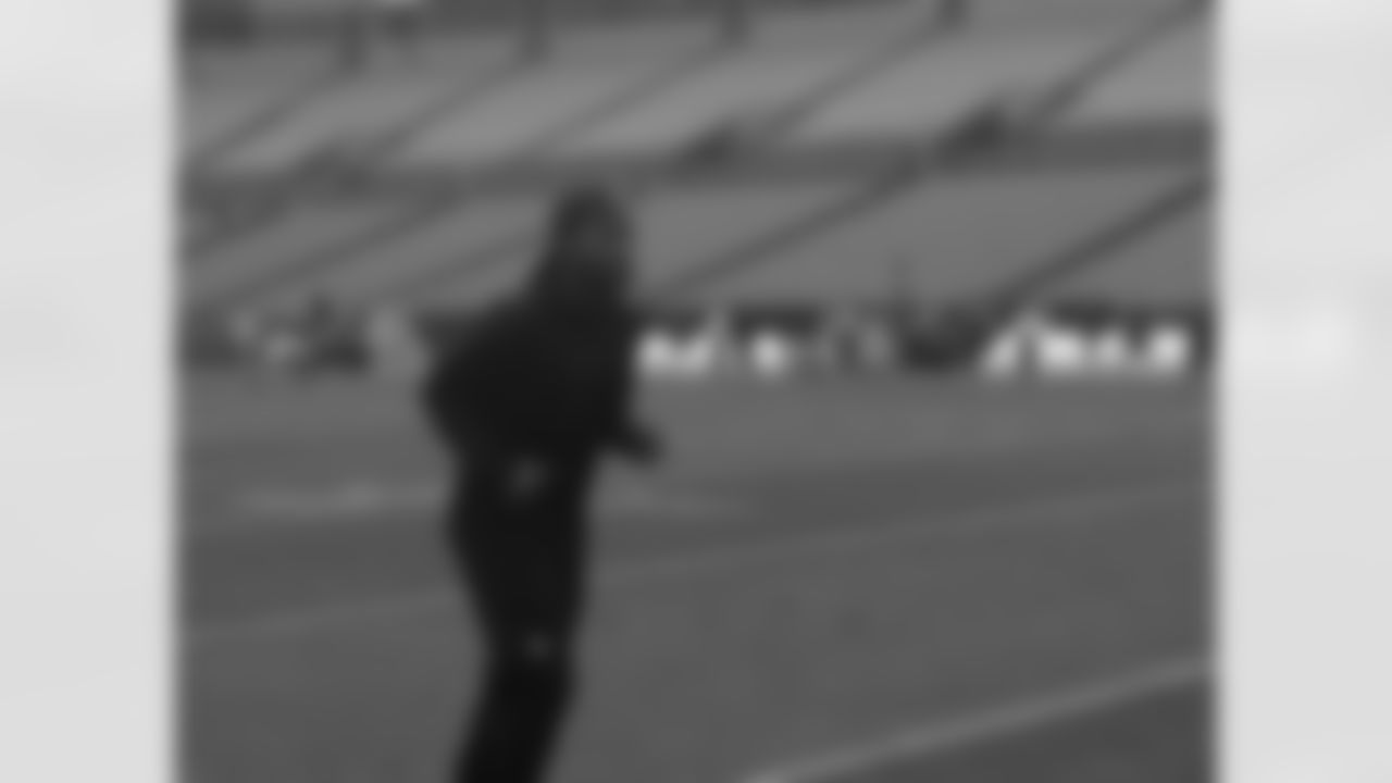 CB Asante Samuel warms up pre-game