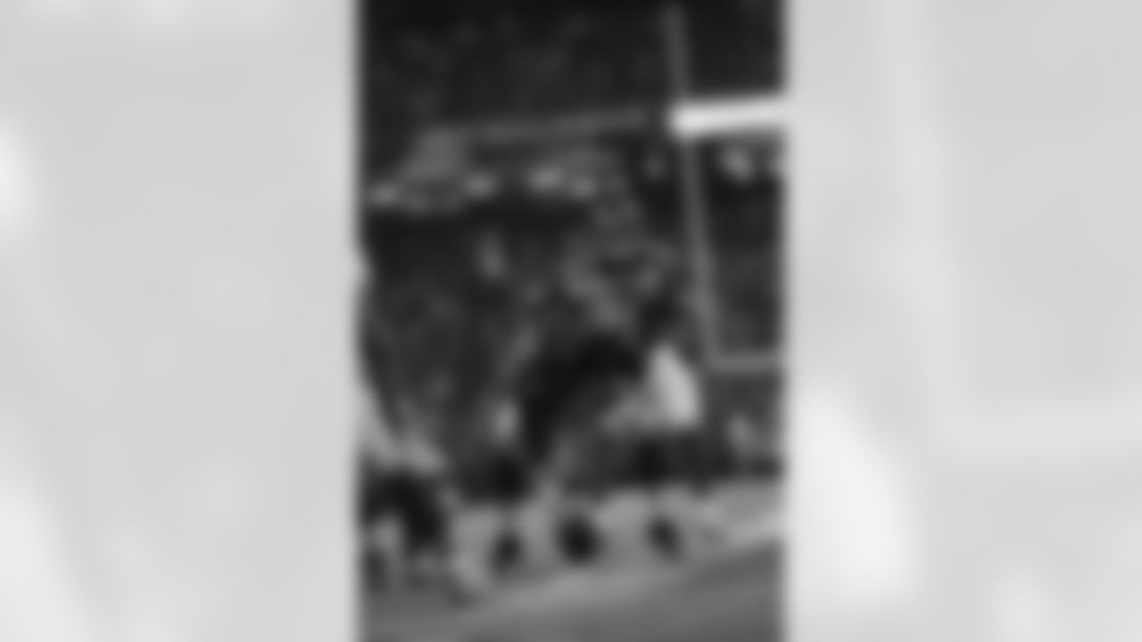 QB Matt Ryan calls for the snap from C Joe Hawley