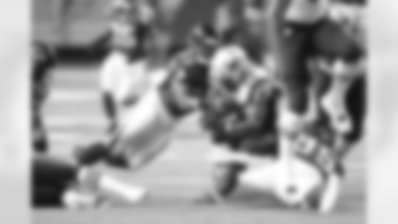 LB Joplo Bartu and DT Jonathan Babineaux take down Patriots RB Stevan Ridley