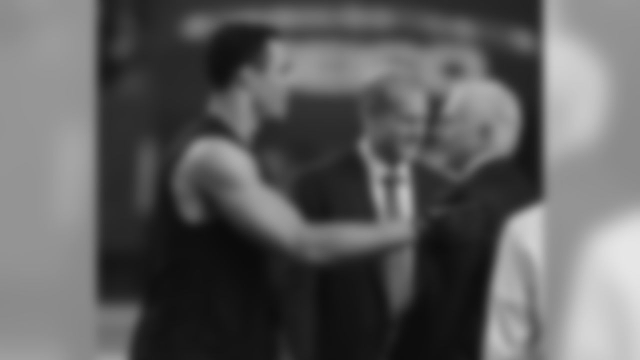 TE Tony Gonzalez greets Cowboys owner Jerry Jones