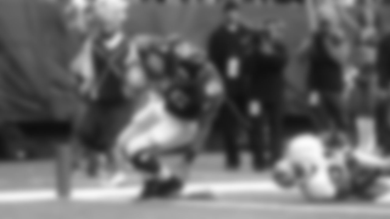 Images from the match up between the Atlanta Falcons and the Raiders in Atlanta on December 12, 2004.