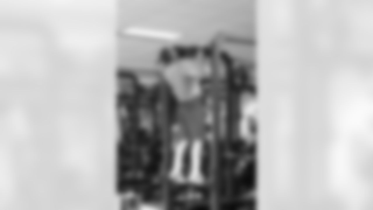 LB Paul Worrilow focuses on his upper body during voluntary workouts