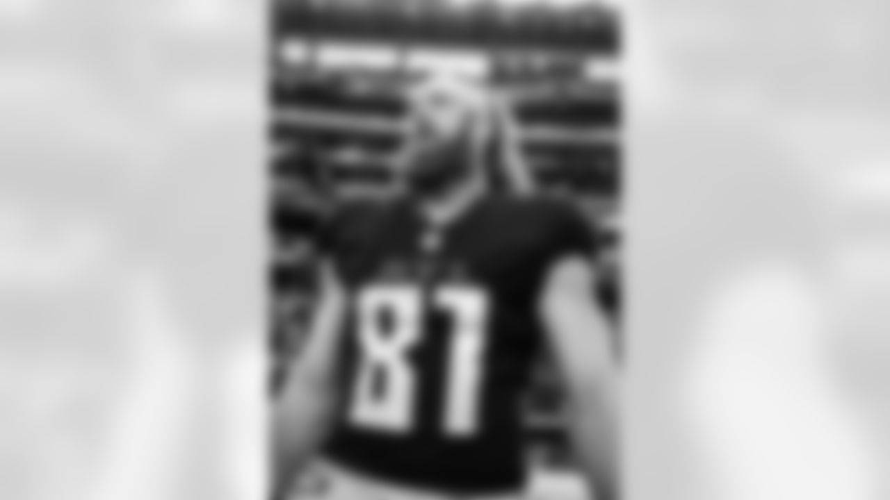 Atlanta Falcons tight end Hayden Hurst #81 is seen on the sideline prior to a game against the Dallas Cowboys at AT&T Stadium in Arlington, Texas on Sunday, November 14, 2021. (Photo by Brandon Magnus/Atlanta Falcons)