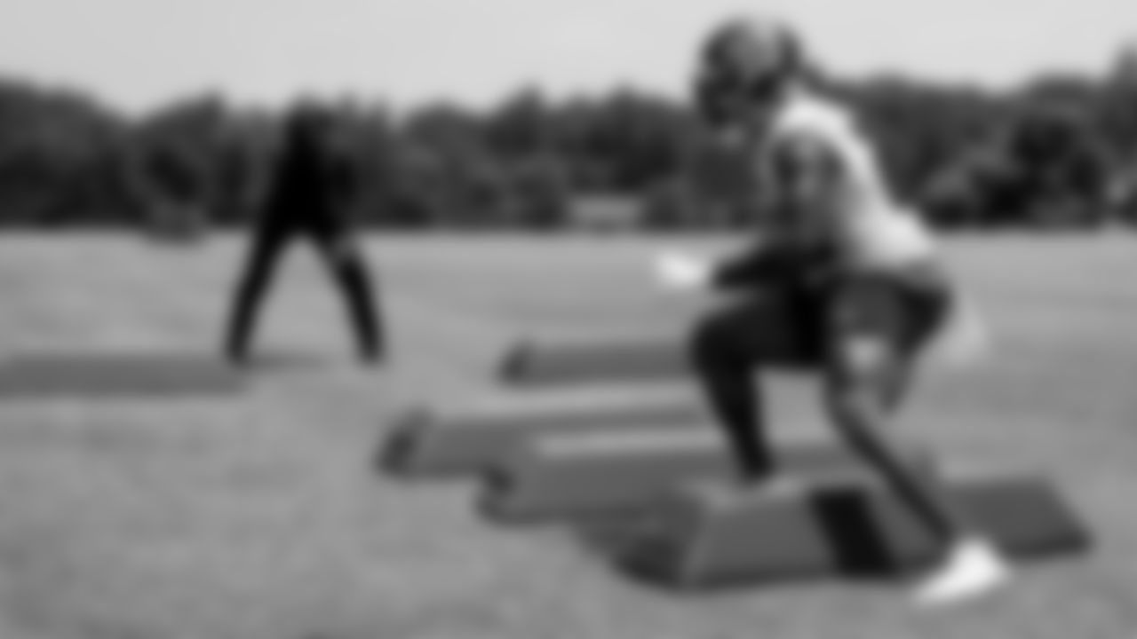 Atlanta Falcons running back Mike Davis #28 in action during organized team activities in Phase III of the Atlanta Falcons offseason program on May 25, 2021.